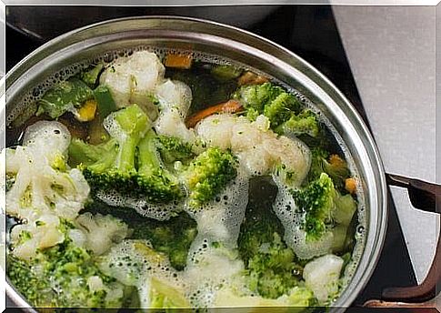 Cauliflower and broccoli in saucepan