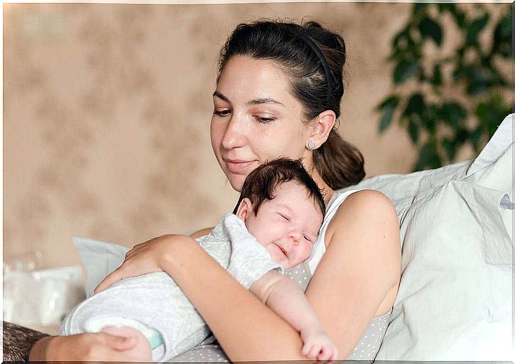Create a bond with your baby: Mom holds baby in her arms