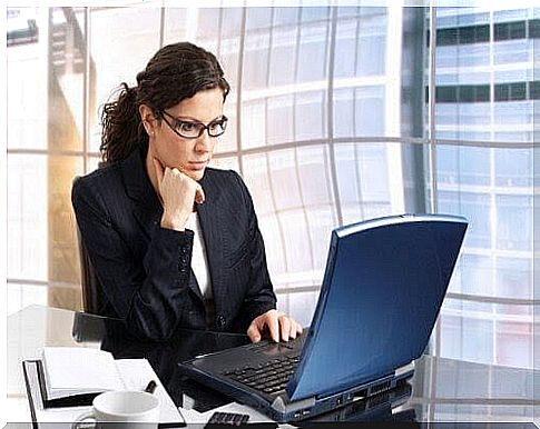 work again after maternity leave: woman at computer