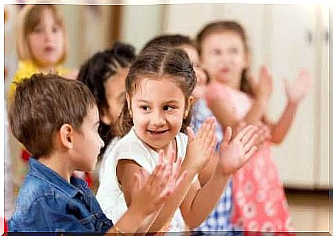 games to develop skills: children clap the beat