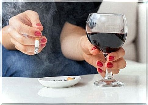 Alcohol can affect your baby: Pregnant woman holding a glass of wine and a cigarette