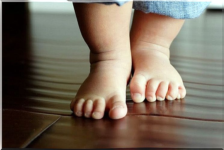 feet of small child