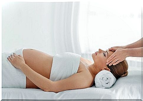 A pregnant woman gets a massage.