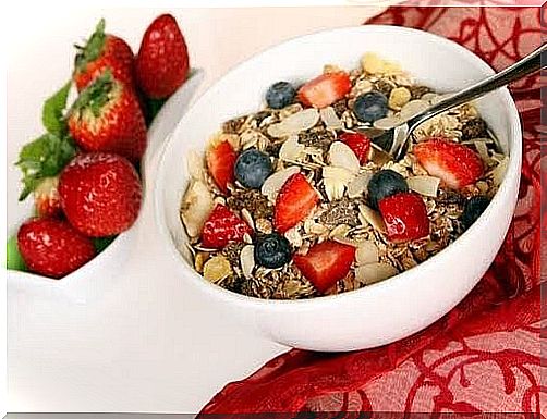 low fat recipe: bowl of berries and muesli
