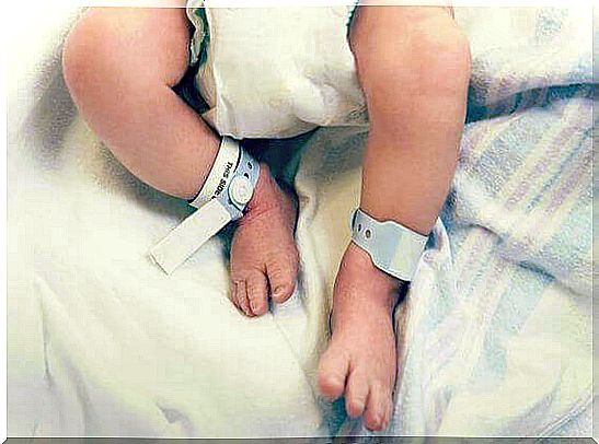 newborn baby's feet in the hospital