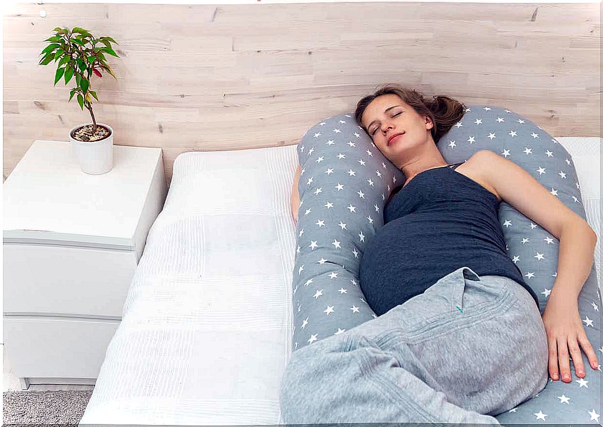 Woman with pregnancy pillows.