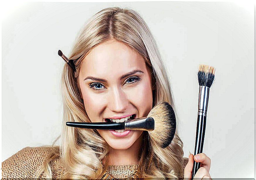 makeup tips: woman with makeup brush in her mouth