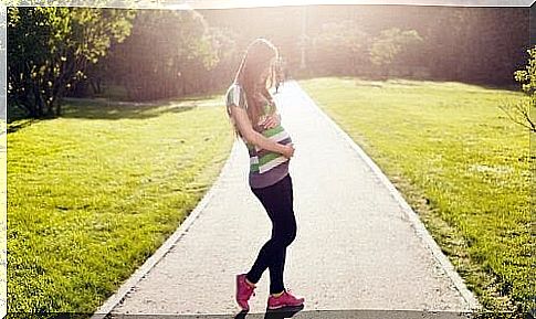 running and pregnancy: pregnant woman in training clothes