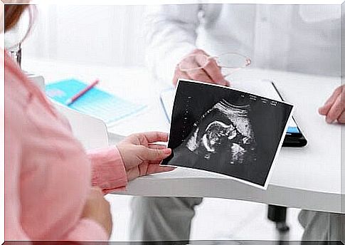 seat invitation: woman looking at ultrasound image