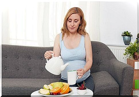 Pregnancy after 30: pregnant woman pours tea