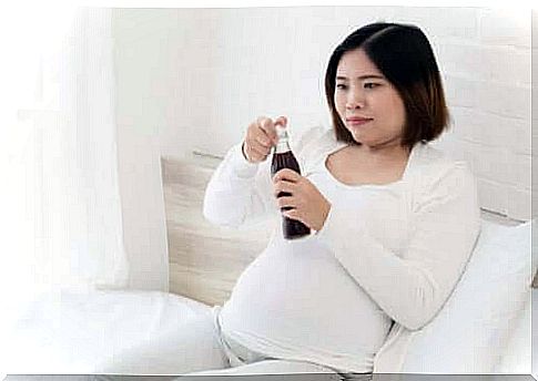 caffeine during pregnancy: pregnant woman with soda