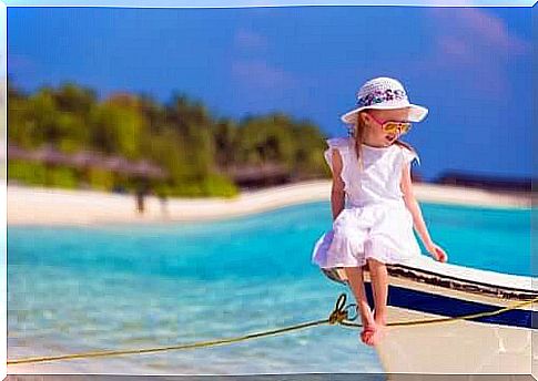 sailing with children: girl on boat