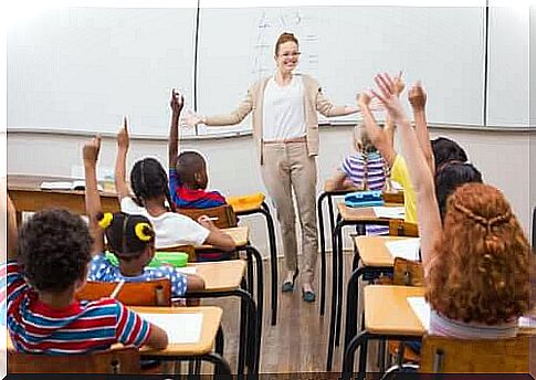 the understanding in the classroom: teachers and students with their hands up