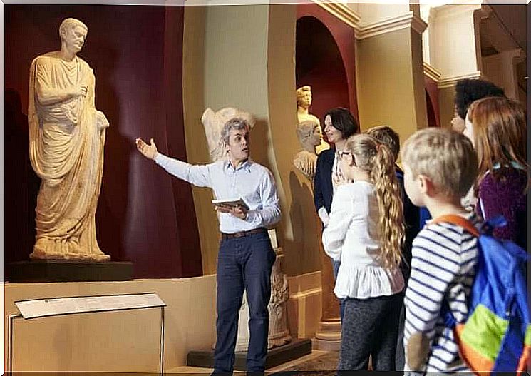 accidents on school trips: children on a trip to a museum