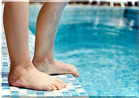 Willis-Ekbom's disease: children's legs by the pool